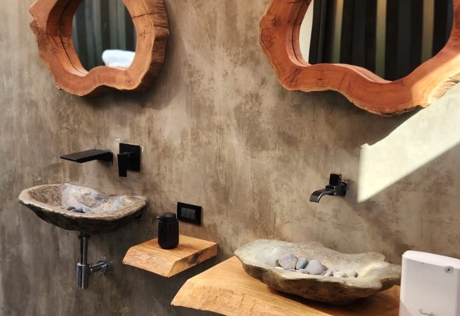 Baño de la Master Suite con dos lavamanos de piedra y espejos redondos